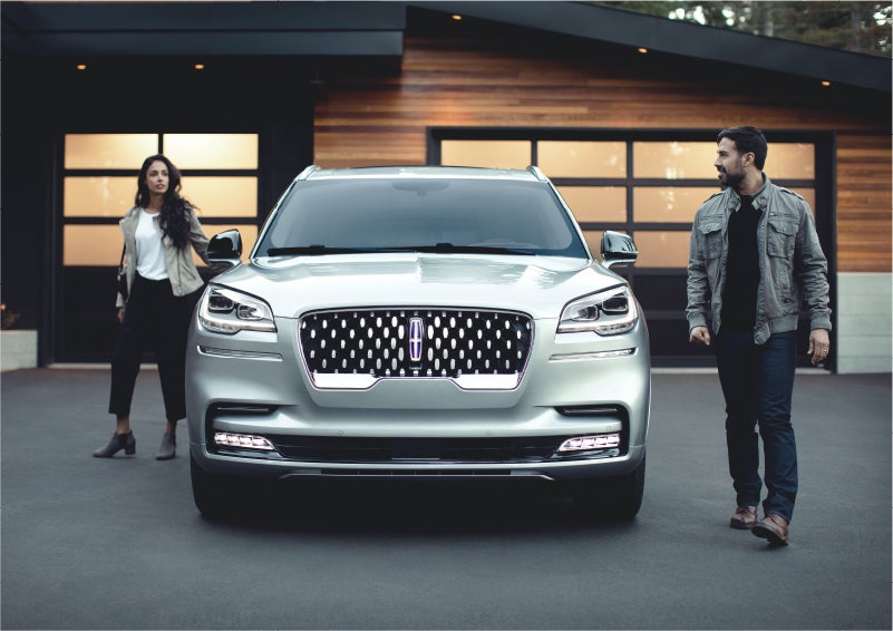 The sparkling grille of the 2023 Lincoln Aviator® Grand Touring model | Star Lincoln in Southfield MI