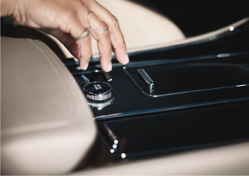 A hand reaching for the Lincoln Drive Modes knob of a 2023 Lincoln Aviator® SUV | Star Lincoln in Southfield MI