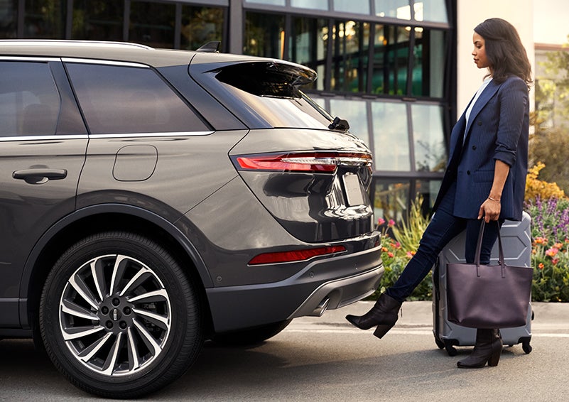 A woman with her hands full uses her foot to activate the hands-free liftgate. | Star Lincoln in Southfield MI