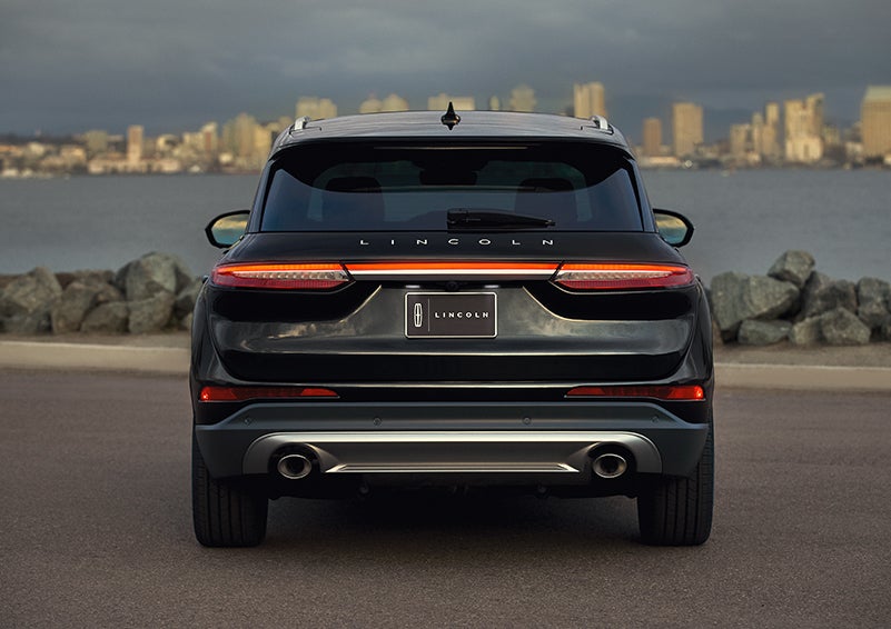 The rear lighting of the 2023 Lincoln Corsair® SUV spans the entire width of the vehicle. | Star Lincoln in Southfield MI