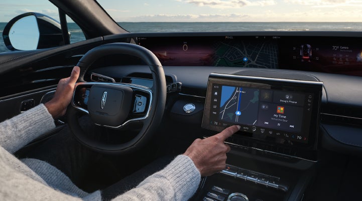 The driver of a 2024 Lincoln Nautilus® SUV interacts with the new Lincoln Digital Experience. | Star Lincoln in Southfield MI