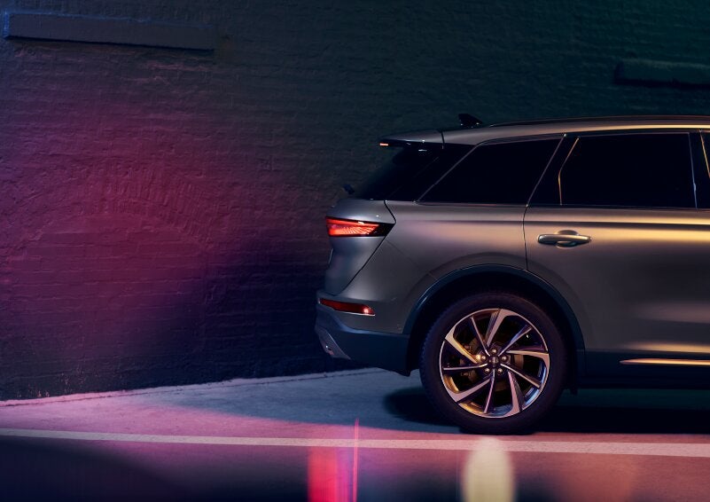 A dramatization of a 2025 Lincoln Corsair® SUV is shown backing up toward a wall. | Star Lincoln in Southfield MI