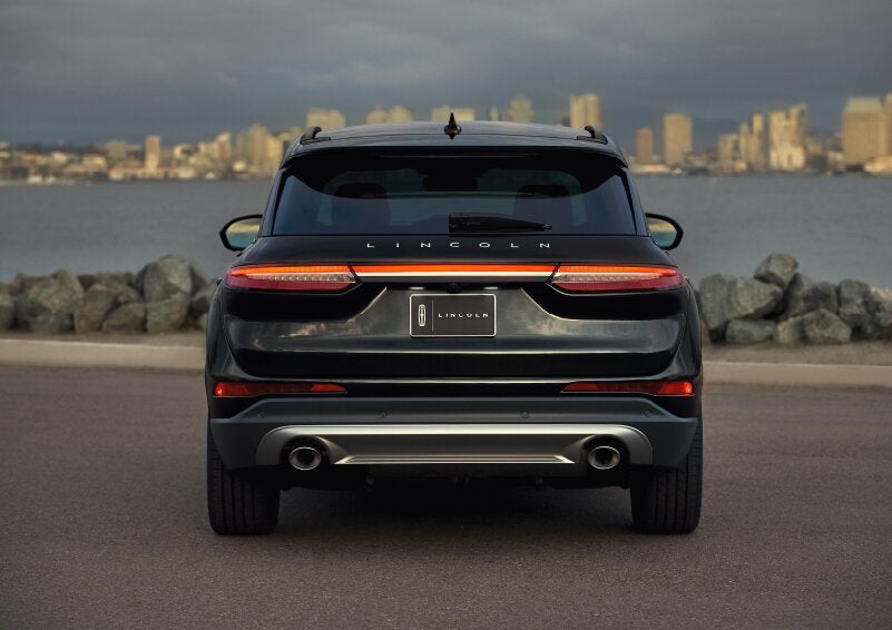 The rear lighting of the 2025 Lincoln Corsair® SUV spans the entire width of the vehicle. | Star Lincoln in Southfield MI