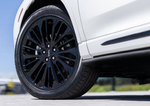 A stylish 20-inch black aluminum wheel of the available Jet Appearance Package is shown. | Star Lincoln in Southfield MI