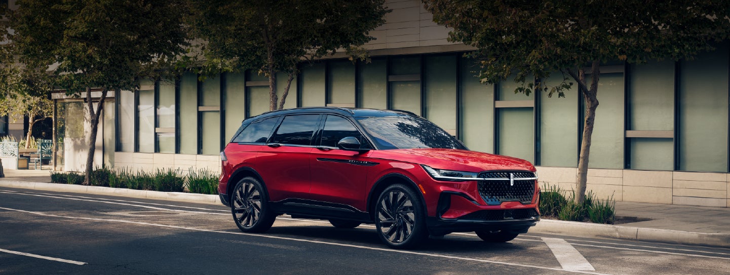 A 2025 Lincoln Nautilus® SUV with an available hybrid powertrain is parked in an urban setting. | Star Lincoln in Southfield MI