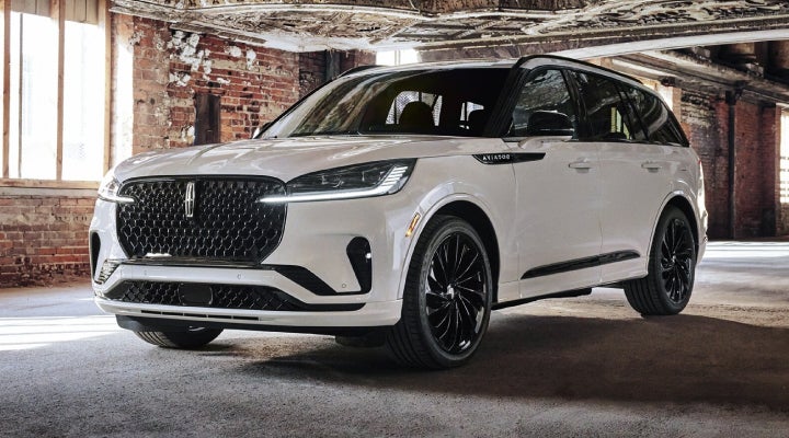 A 2026 Lincoln Aviator® SUV is shown with the available Jet Appearance Package. | Star Lincoln in Southfield MI