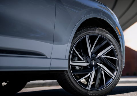The wheel of the 2027 Lincoln Aviator® Black Label™ SUV is shown slightly angled out. | Star Lincoln in Southfield MI